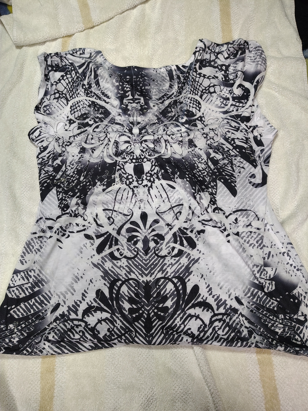 live and let live Black & White Short Sleeve Printed Tee